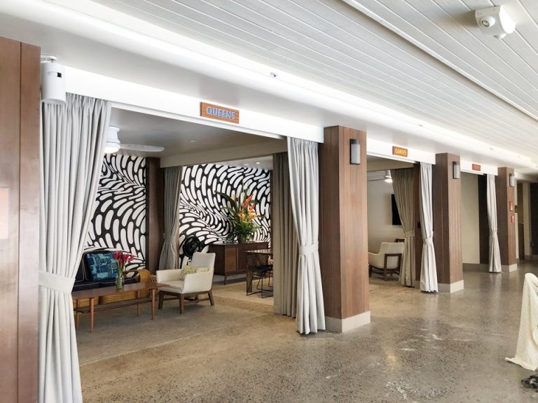 フロント階のおしゃれなカバナスペース。予約席ではなく誰でも自由に座れます。