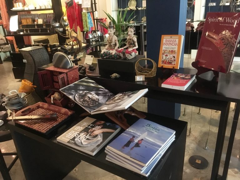 ANGSANA Gallaryで売られている民芸品。