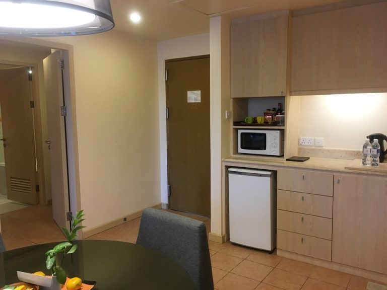 部屋の中から入口側を見た様子。