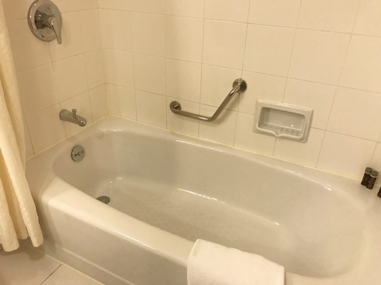 バスタブ、やはり地区年数が経っていますので、新しいホテルと比べると見劣りするのは否定できません。ただ実際不自由は無いです