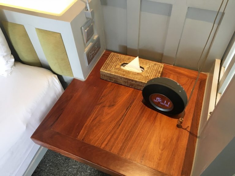 ベッド向かって右側のサイドボード。電源は両側にあります