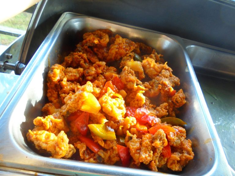 白身魚の竜田揚げのようなものに、チリソースがかかっていました