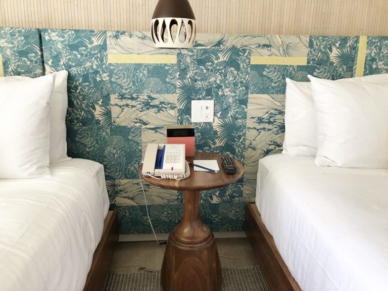 ベッドサイドテーブル デスクが無かったので、テーブルはこの1つだけで少し不便でした。