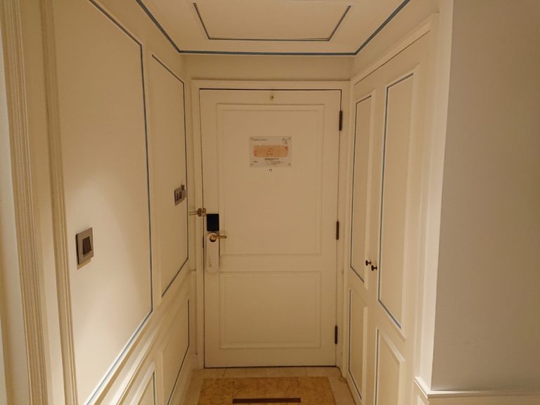 14客室入口内観ドア2