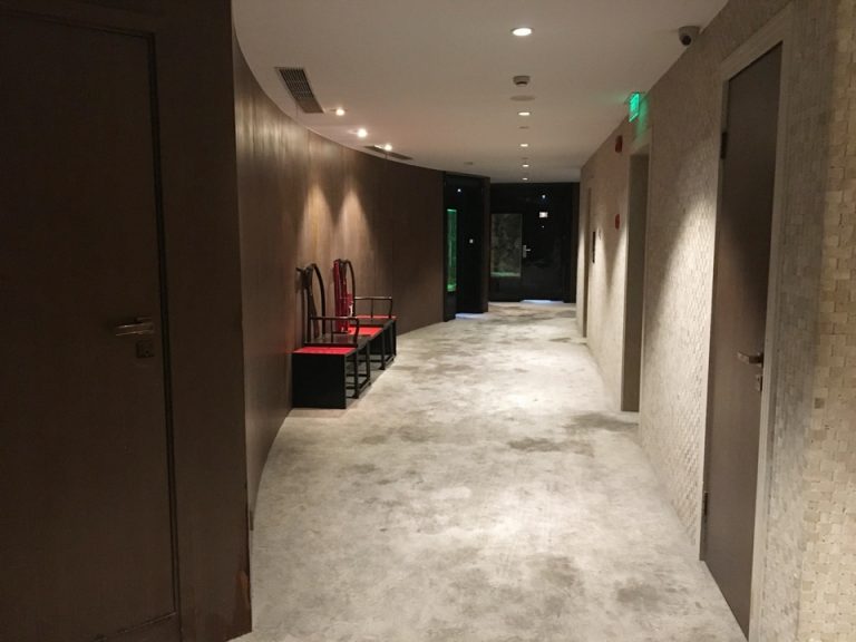 客室階の廊下。円になっているようです