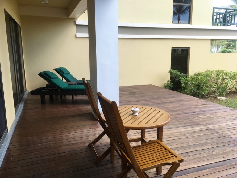 ジャグジー側から、バルコニーを見た様子。