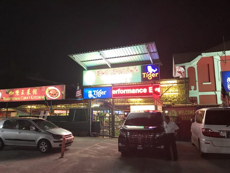 近くの賑わう屋台