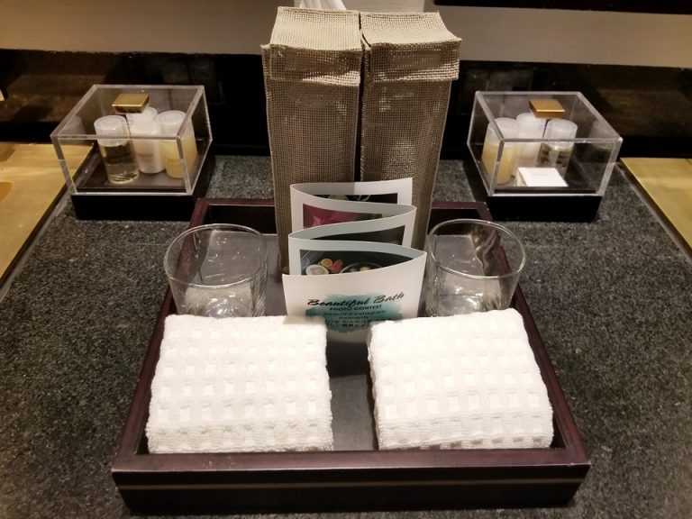 洗面所のアメニティです。シャンプー類はクリアケースの中に入っています。