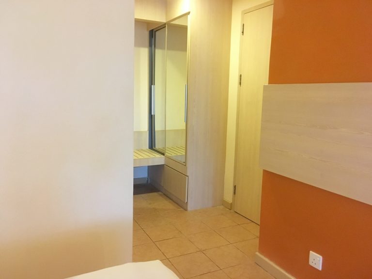 ベッド側から見た入り口。