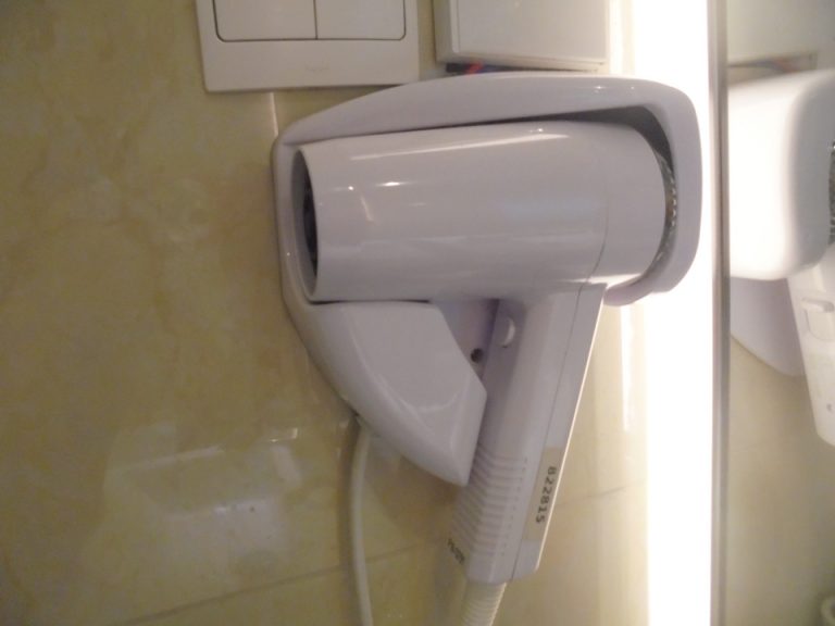 ドライヤーは風量多め、風力強め