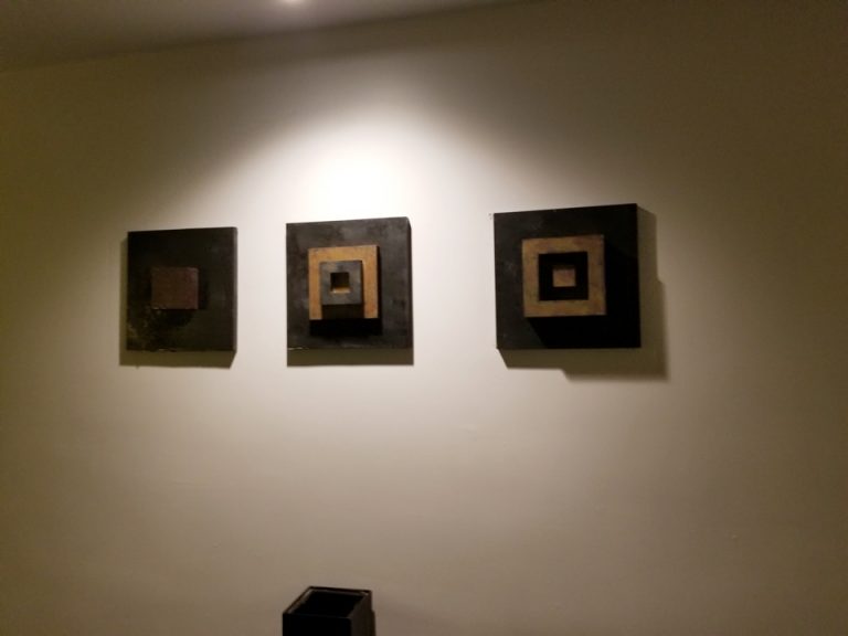 部屋の入り口の前にあるオブジェです。