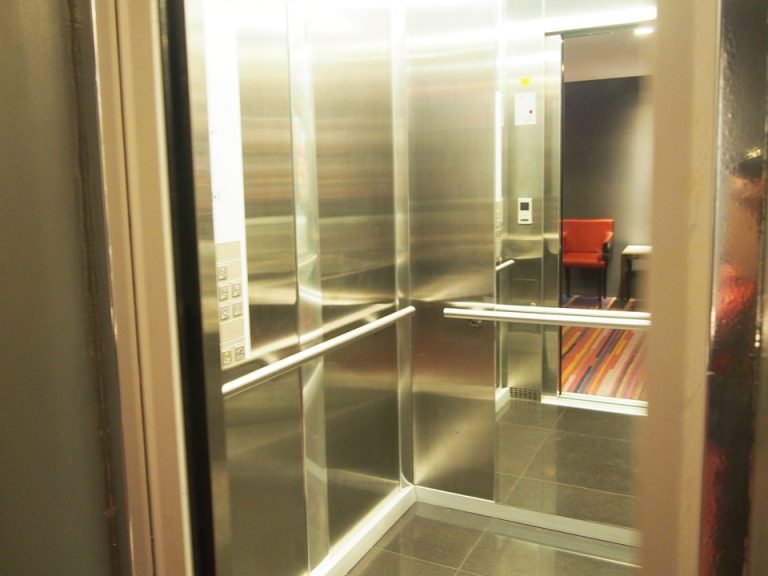 エレベーター内観