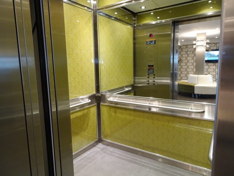 エレベーター内観