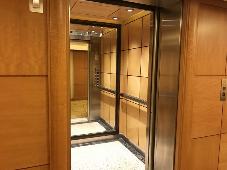 エレベーター内観