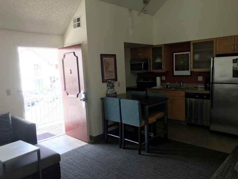 客室内から入り口方向