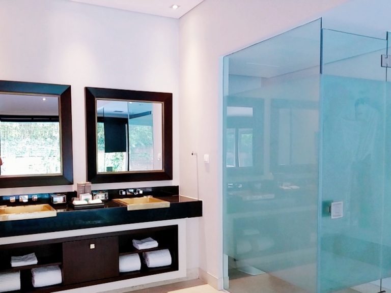 洗面所とトイレです。トイレは足元が透けています。