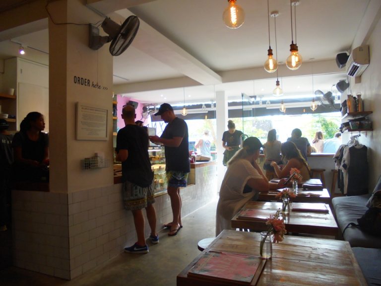 ひっきりなしにお客様がいらっしゃいます(KYND)