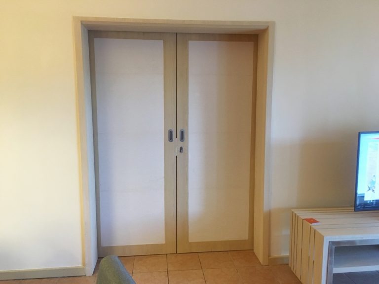 リビングから部屋を見た様子。扉を閉めた状態。