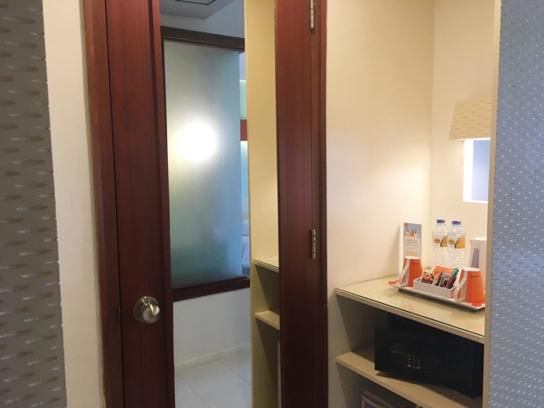 ドリンクバー横の全身鏡