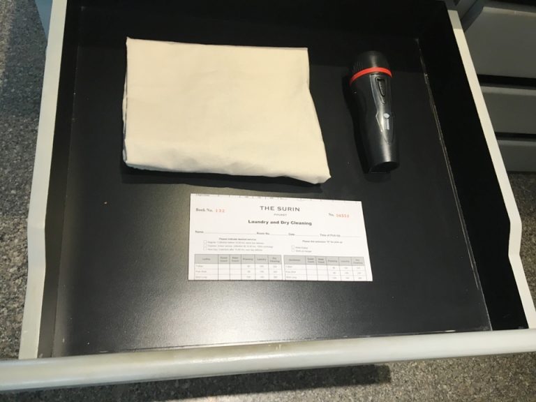 ランドリーバッグと料金表、懐中電灯。クローゼットの引き出しに入っています