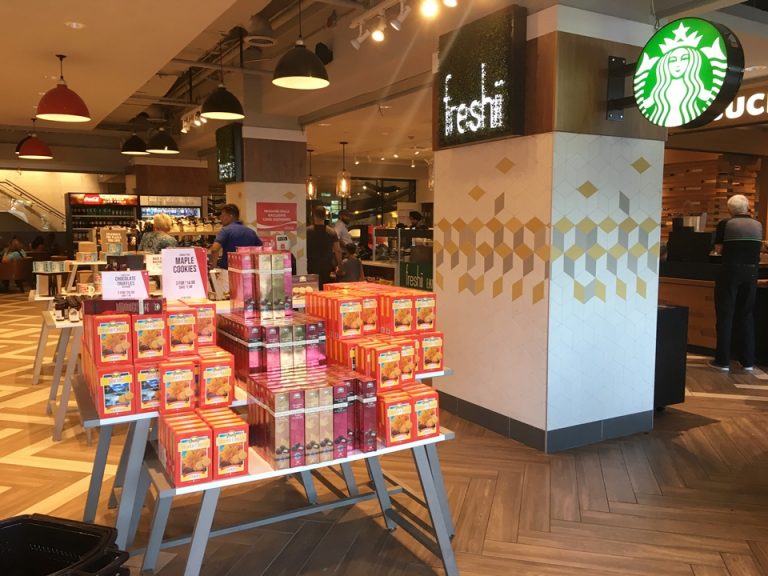 ショップ外観 カフェとつながっていました