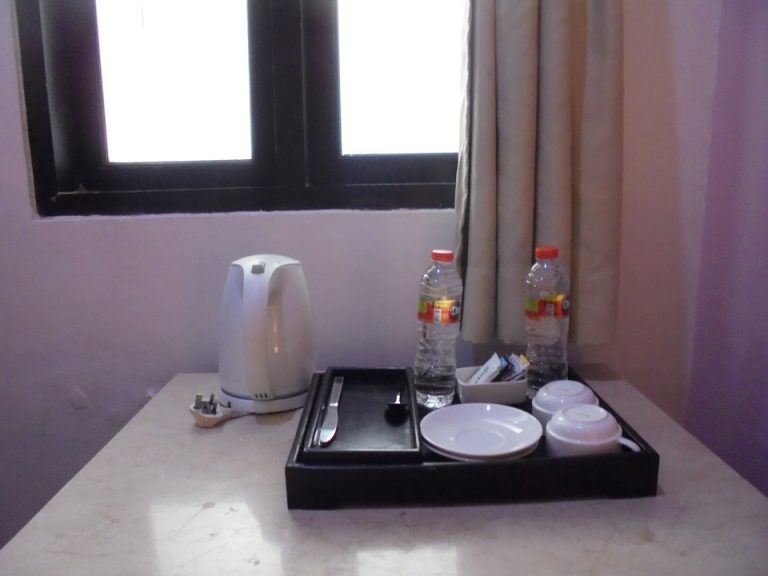 備え付けのカップアンドソーサー、ペットボトルのお水、ホットケトル。ペットボトルは毎日支給してくださいます