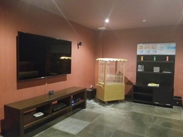 映画館はスクリーンではなく画面でした。お菓子やドリンクも売っていました。