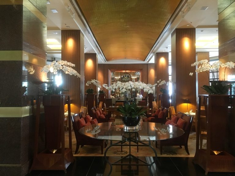 ロビー横のカフェラウンジ