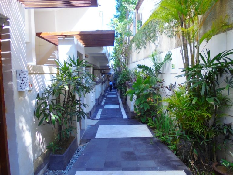 客室への通路は一方通行です