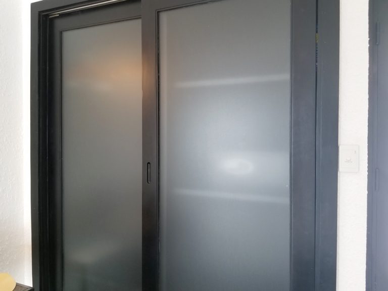 こちらは左がクローゼット、右がセーフティーボックスです。