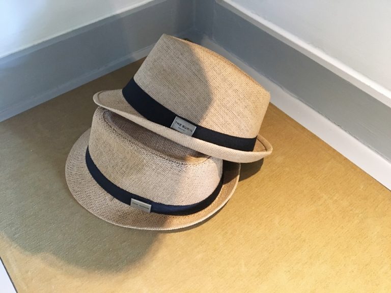 貸し出し用に帽子が置いてあります