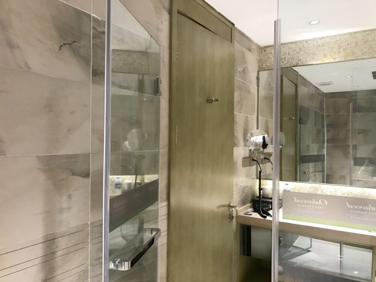 バスタブから浴室入口、ガラス張りが開放的