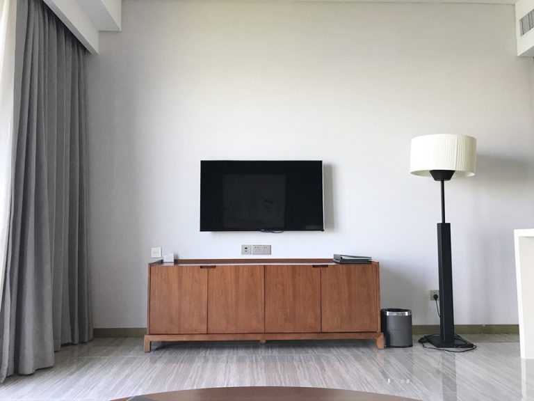 ソファからTVを眺める