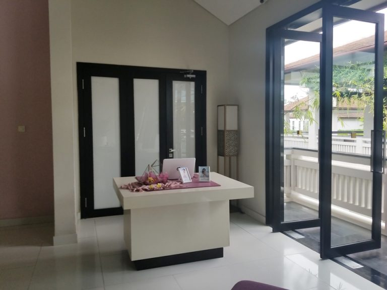 フロントの入り口側です。