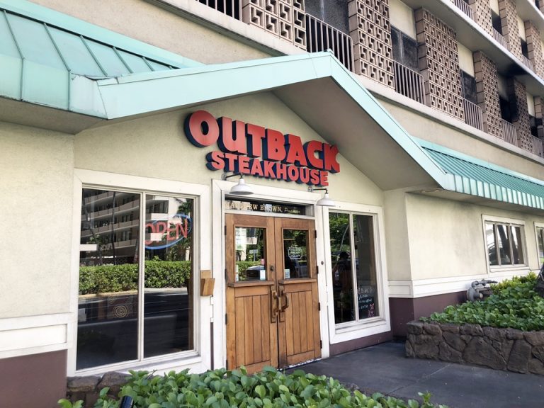 ホテルのすぐ隣にあるステーキハウス。アウトバックステーキハウス。