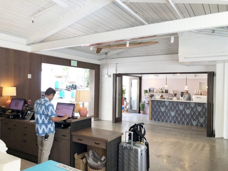 フロントを後ろ側から撮影。奥に見えるのは併設されているコーヒーショップ、奥にアパレルショップもあります。