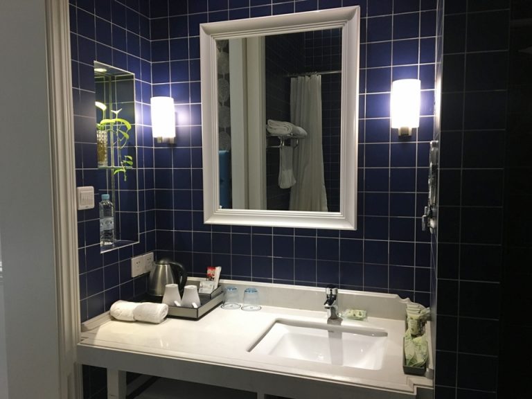 バスルームのシンク。カフェコーナーはここにあります