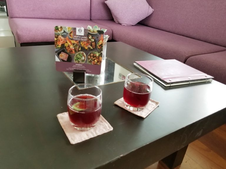 チェックイン時にドリンクを出してくれました。ベリー系の味でした。