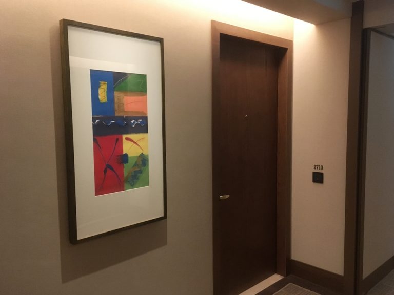 廊下から見た部屋のドア外観。