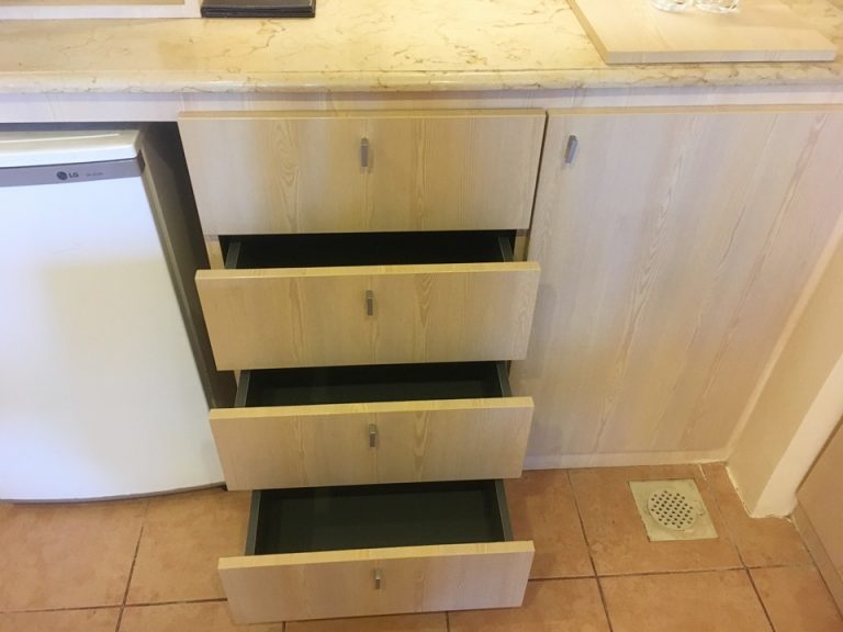 一番上の引き出しにカップが2脚入っていて、あとは空です。