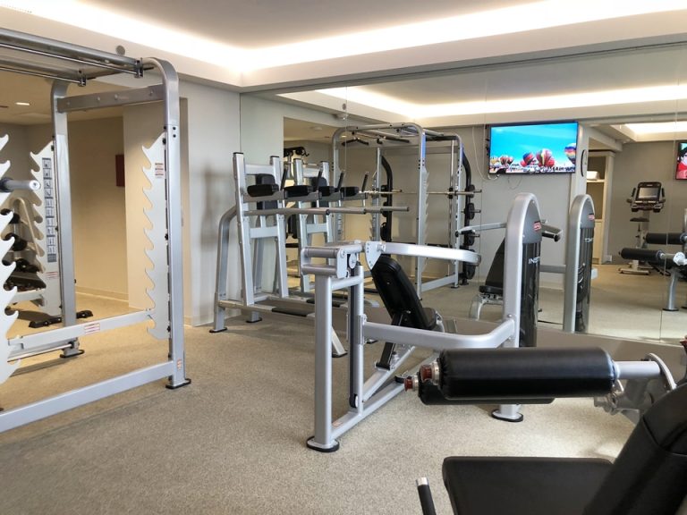 奥には大きな鏡と本格的なトレーニング器具がたくさんありました。