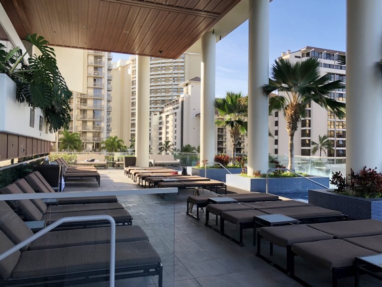 プール。そこまで大きくないですがチェアはかなりの数がありました。