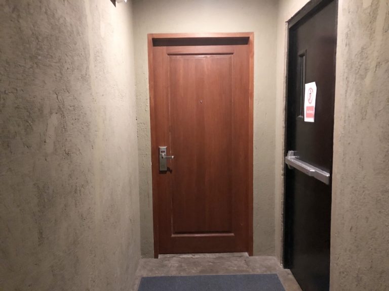 客室入口外観ドア