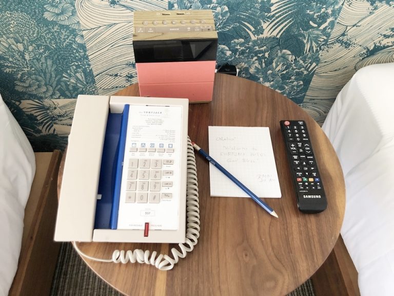 ベッドサイドテーブル 電話とBluetooth対応のスピーカー付き時計。毎日クリーニング後にメッセージを残して下さってました。