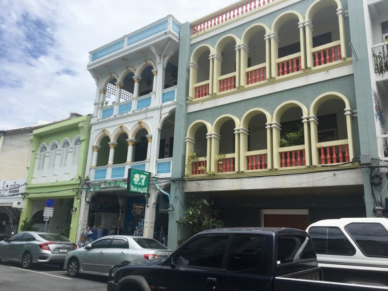 オールドタウン。中国ポルトガル様式の建物が並んでいます。車で30~40分ぐらいの距離です