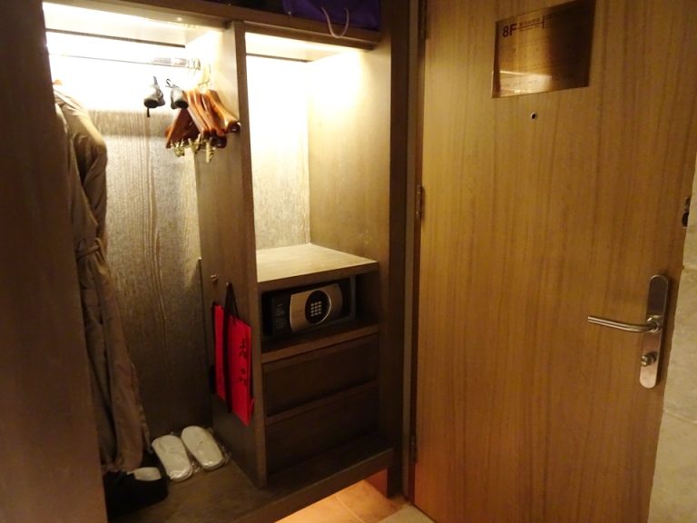 客室_クローゼット開けた状態