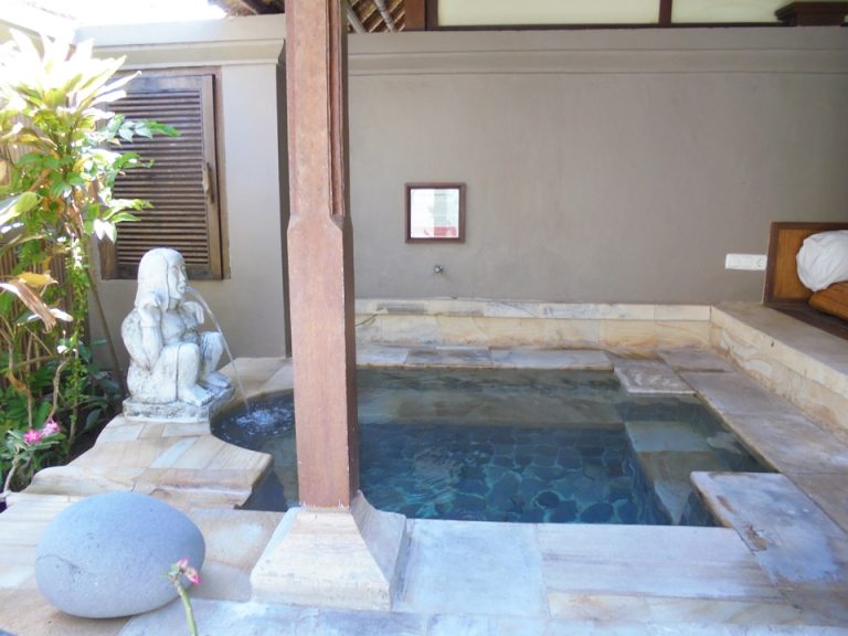 ヴィラ内の温泉。