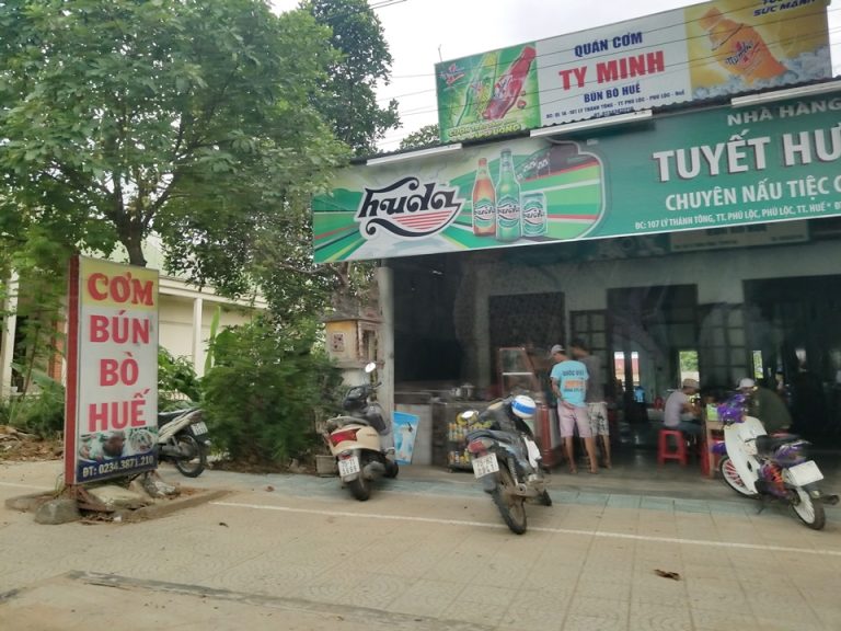 ホテルの周辺。ブンボーフエと書いてあります。ローカル感がありますね。