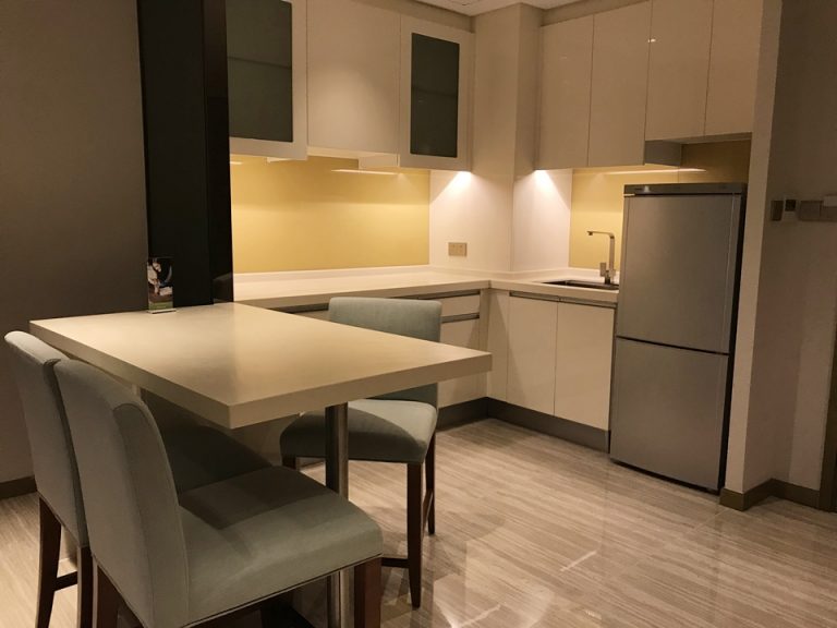 リビングスペースから見たキッチン