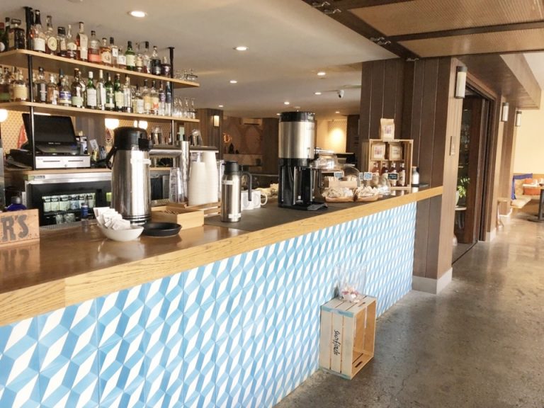 毎朝、併設のレストランのバーにコーヒーが用意されています。